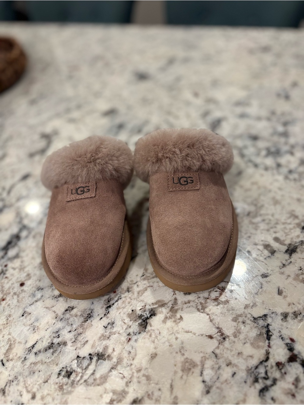 UGG Cozy Slippers Women’s Size 5 Tan Shearling Lined Slip On Slippers - Picture 9 of 9